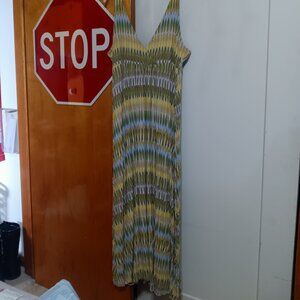 Long v-neck strapless dress.